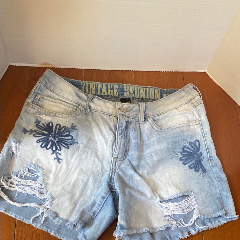 Rewash Vintage Reunion embroidered flower frayed distressed denim shorts sz 11